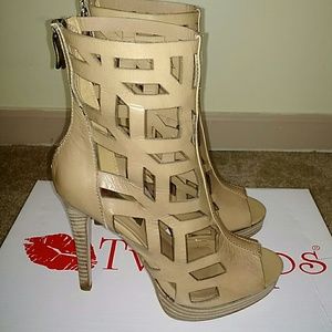 NIB Two Lips Leverage Natural Leather Caged Heels